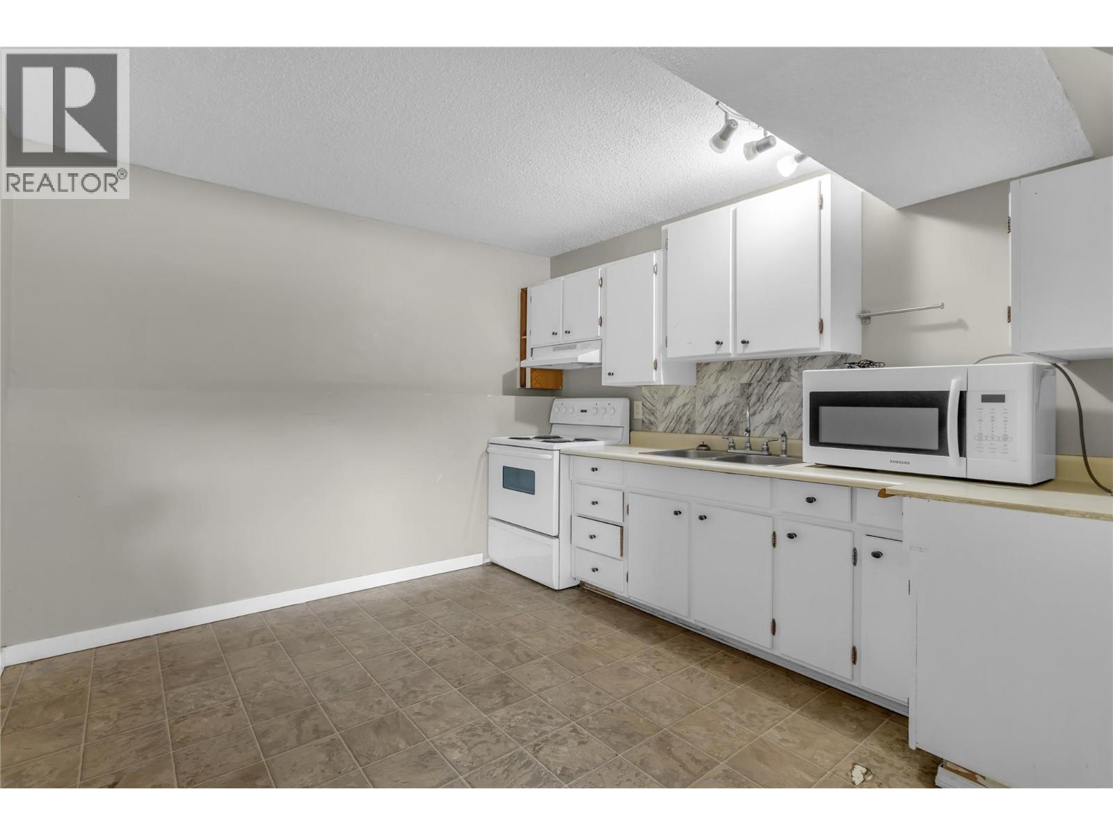 240 Petch Road, Kelowna, BC - Indoor Photo Showing Kitchen