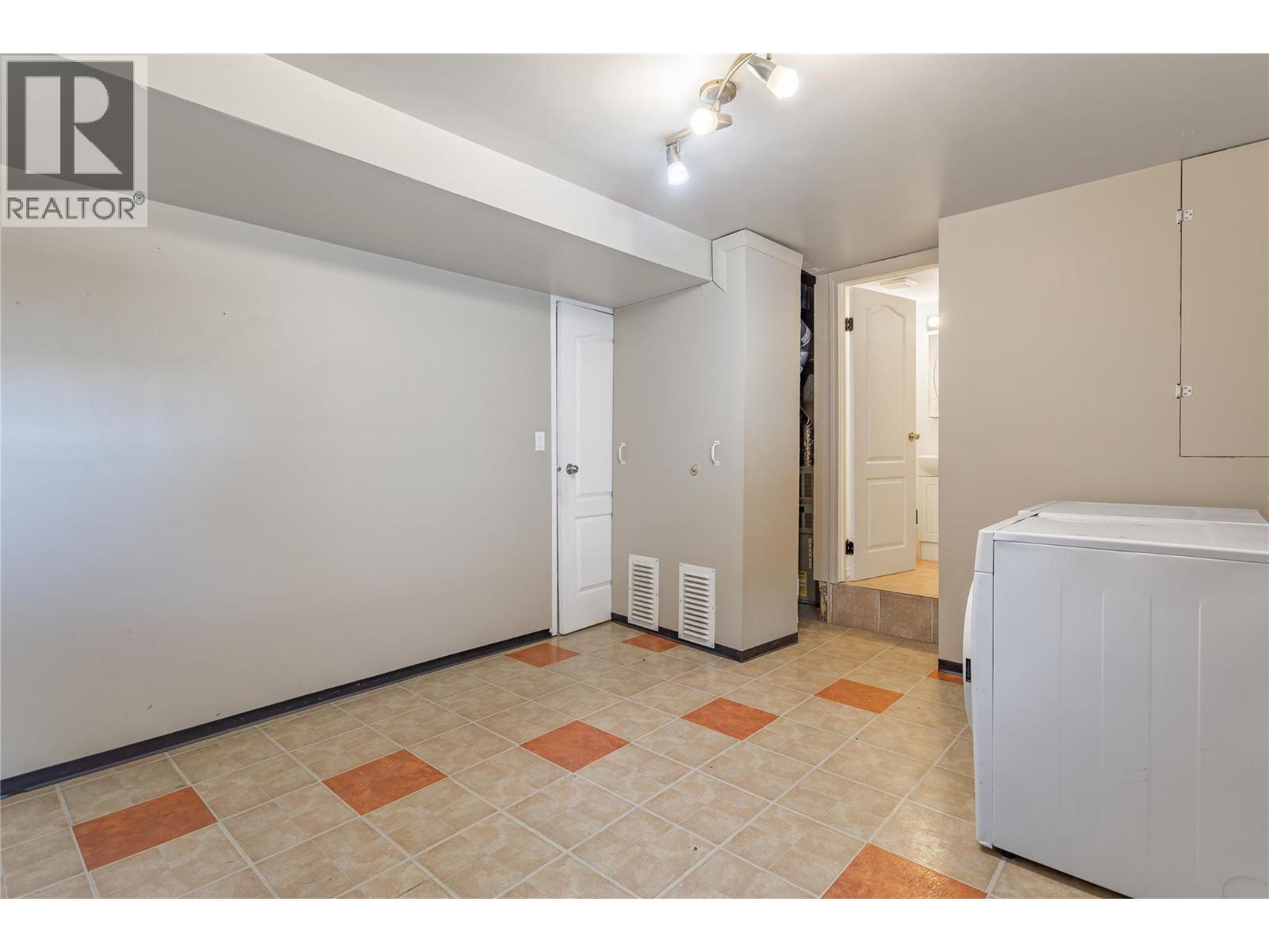240 Petch Road, Kelowna, BC - Indoor Photo Showing Laundry Room