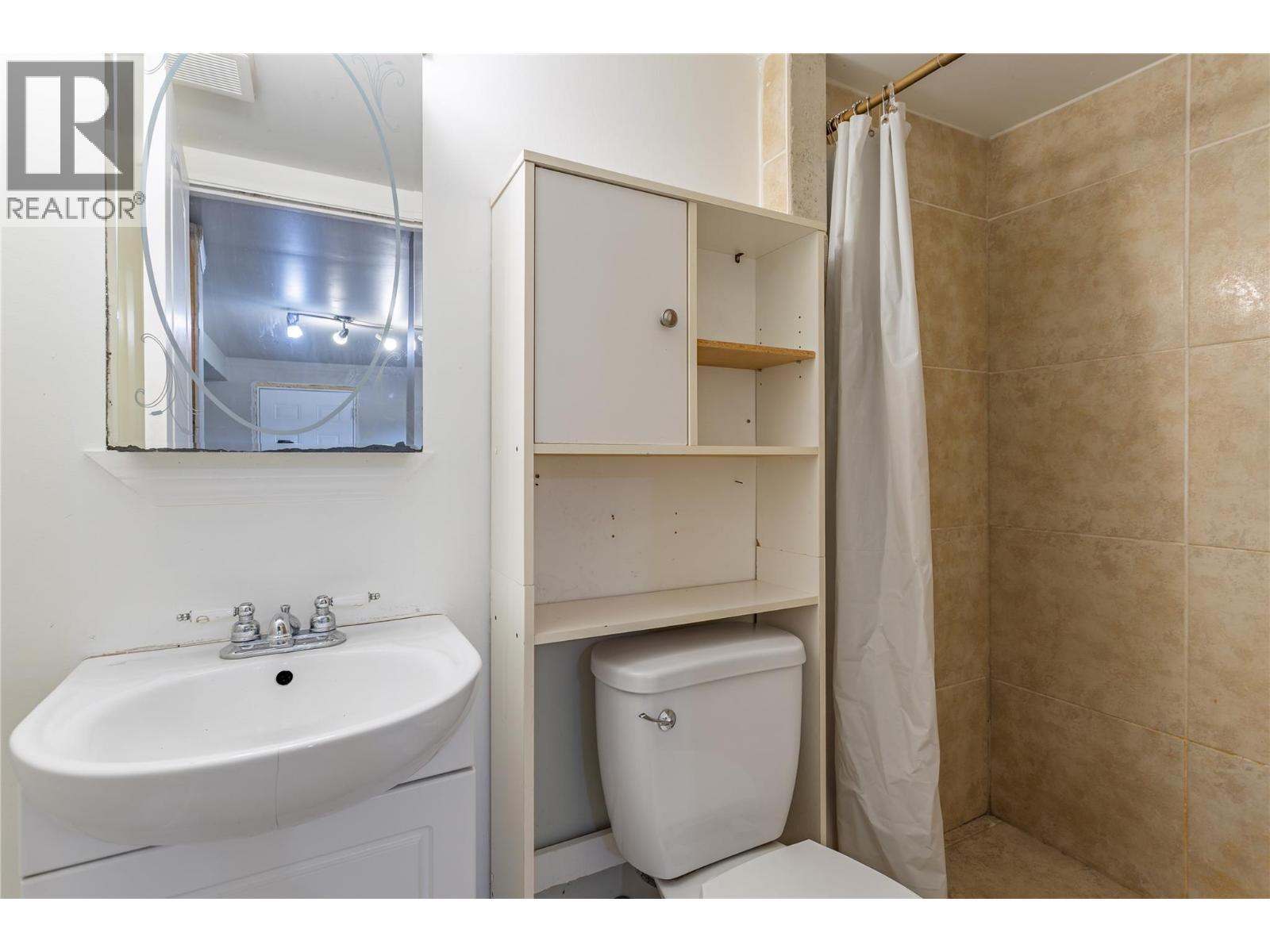 240 Petch Road, Kelowna, BC - Indoor Photo Showing Bathroom
