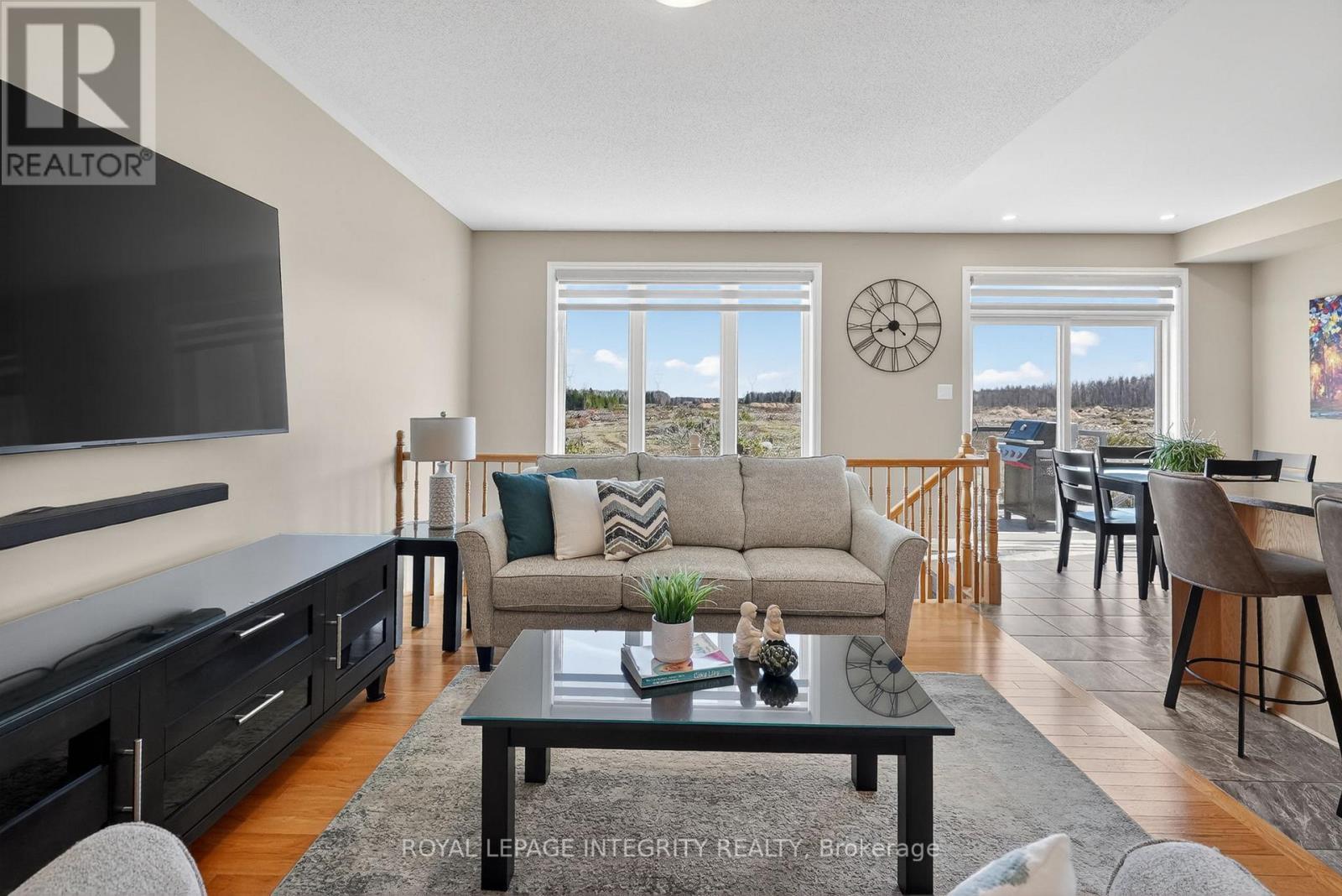 724 Parade Drive, Ottawa, ON - Indoor Photo Showing Living Room