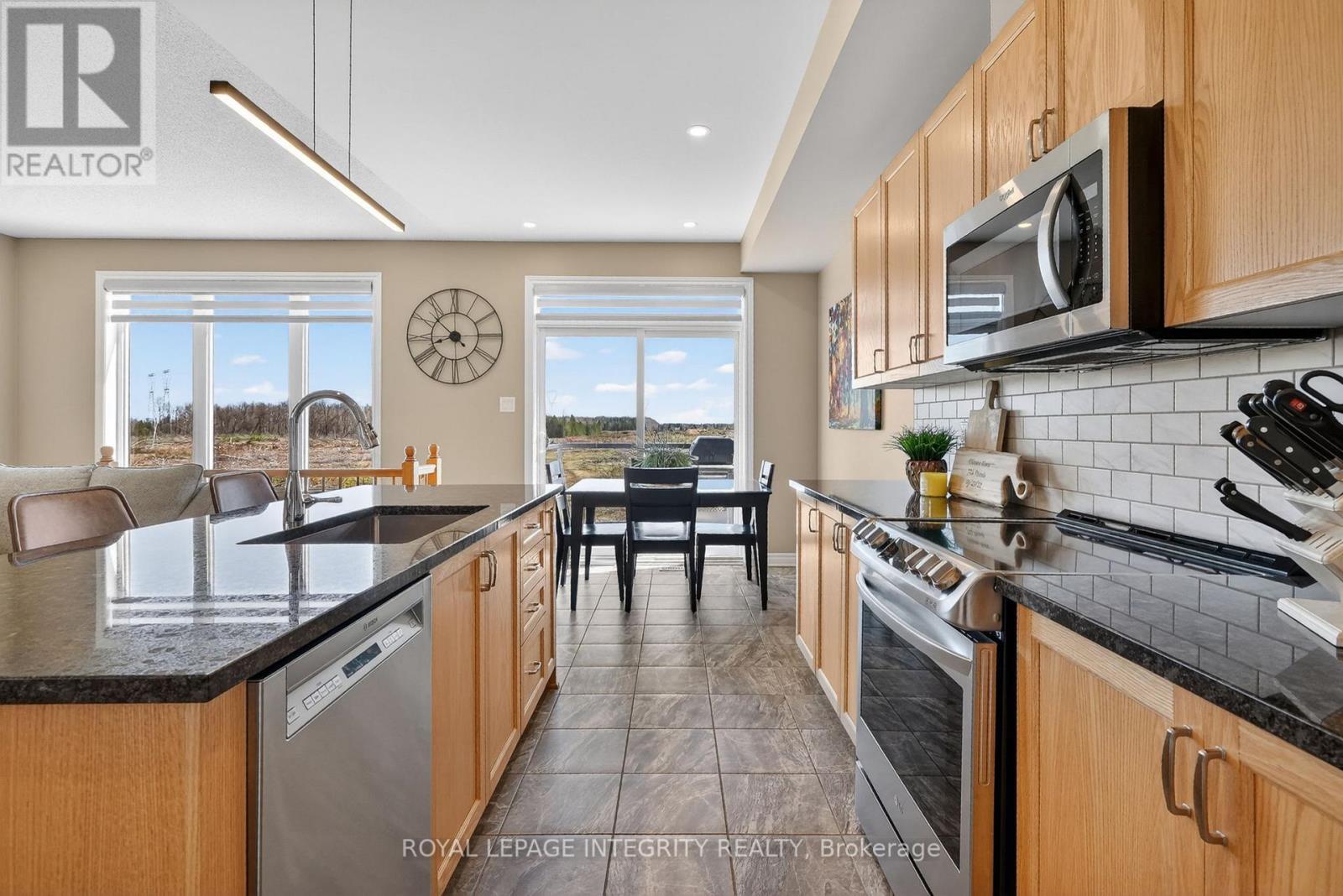 724 Parade Drive, Ottawa, ON - Indoor Photo Showing Kitchen With Stainless Steel Kitchen With Upgraded Kitchen