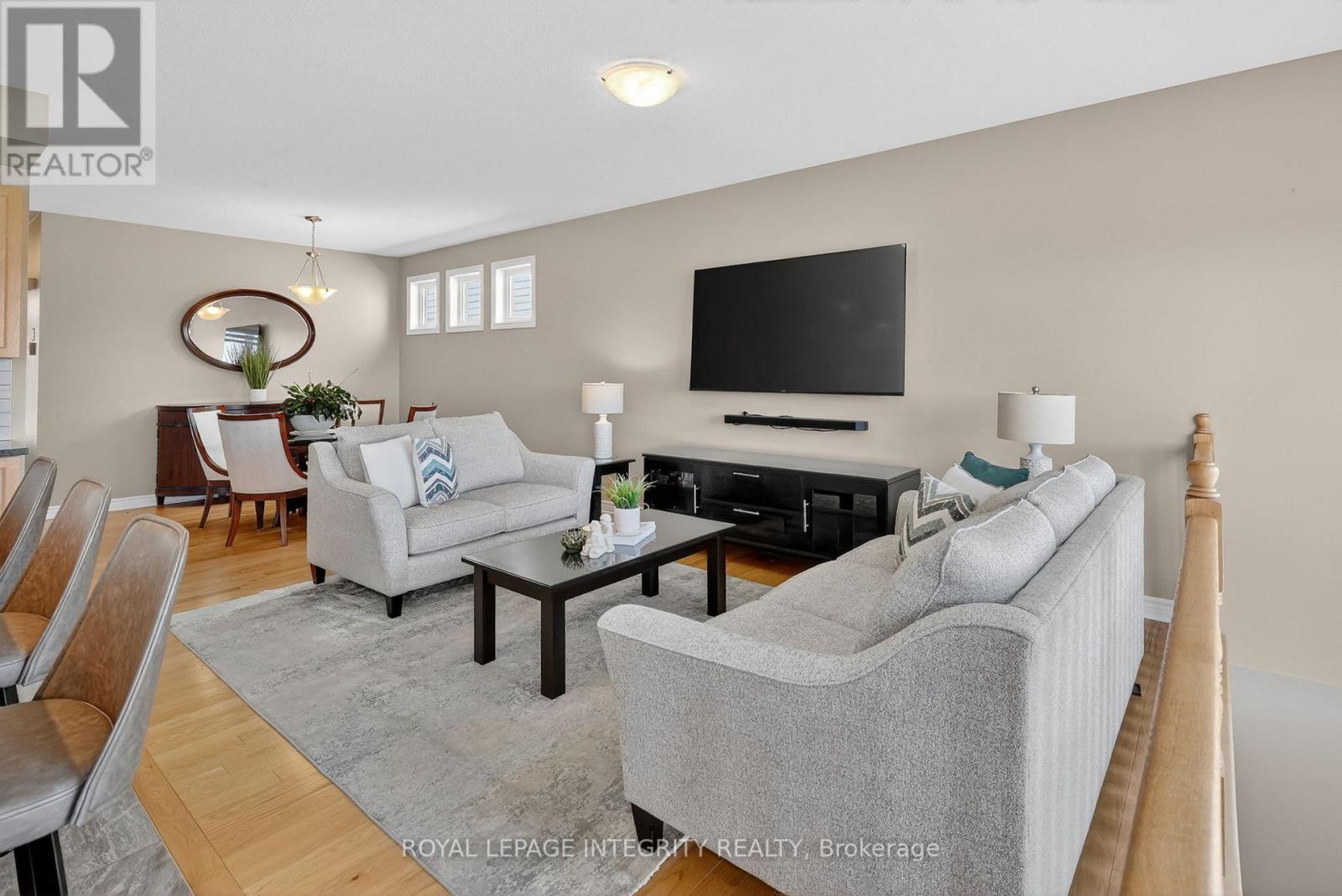 724 Parade Drive, Ottawa, ON - Indoor Photo Showing Living Room