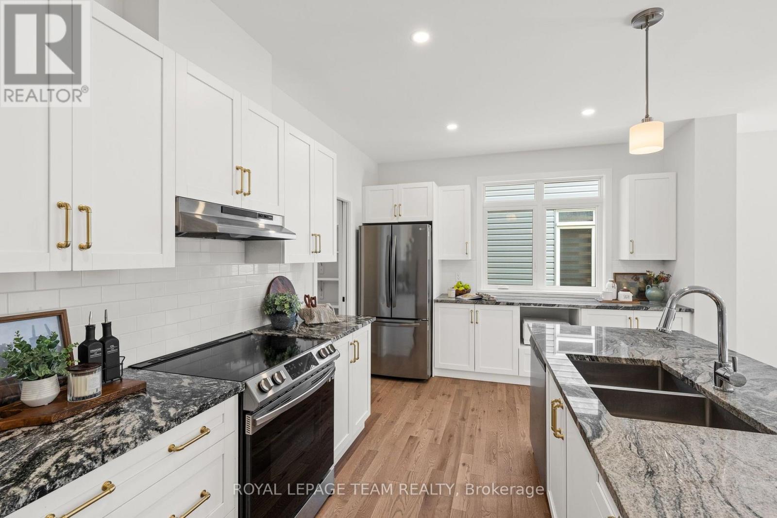53 Mac Beattie Drive, Arnprior, ON - Indoor Photo Showing Kitchen With Stainless Steel Kitchen With Double Sink With Upgraded Kitchen