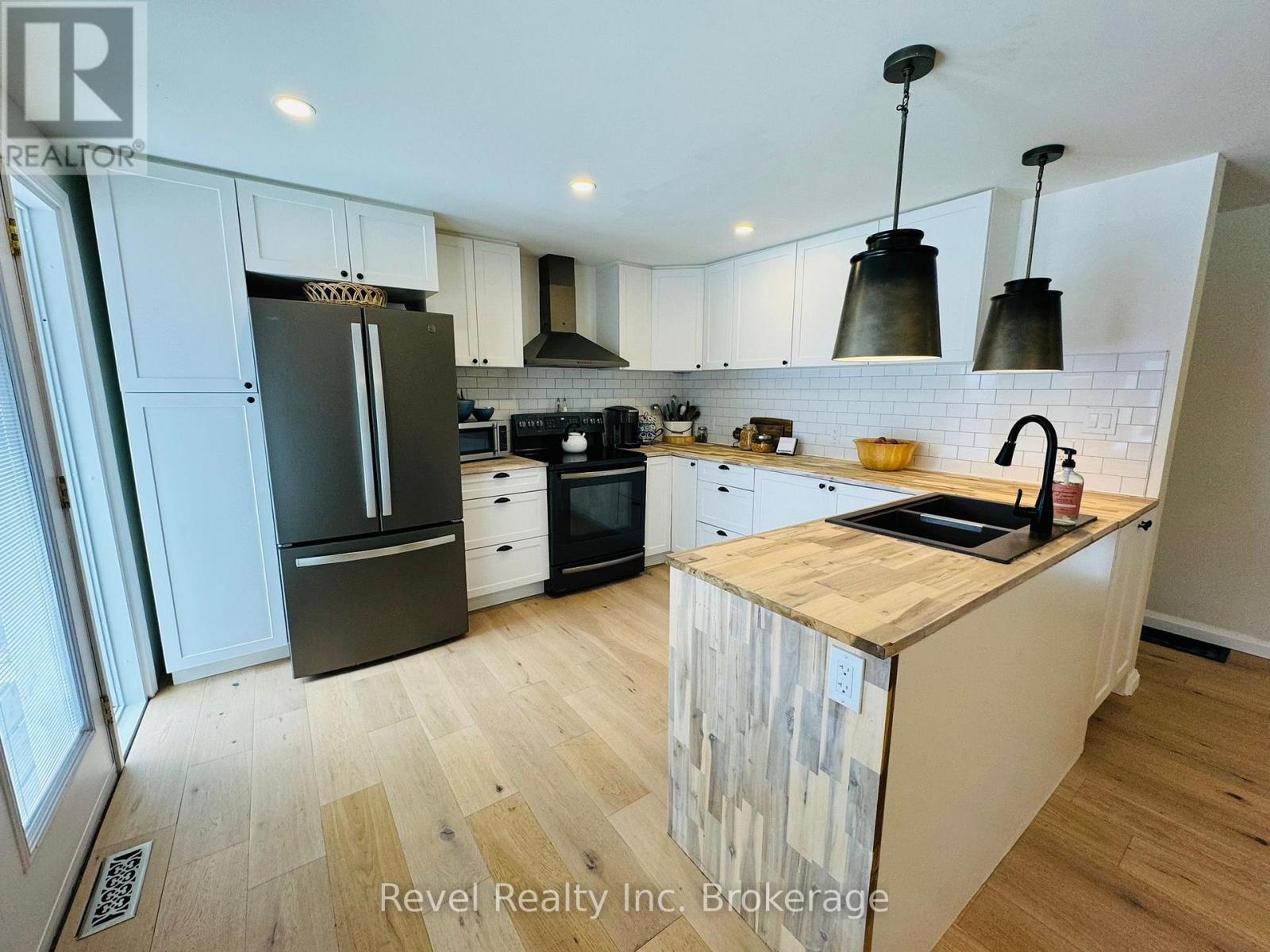 541 Donald Street, Mattawa, ON - Indoor Photo Showing Kitchen With Double Sink