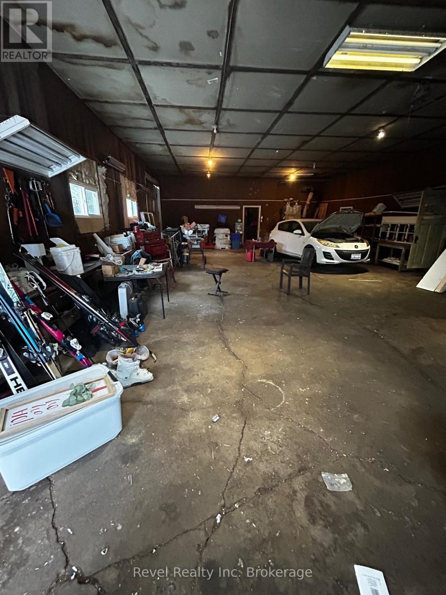 541 Donald Street, Mattawa, ON - Indoor Photo Showing Garage
