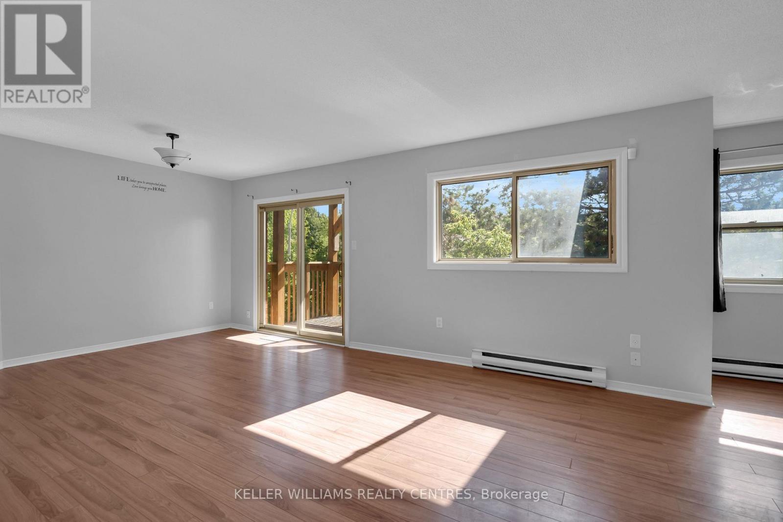 2 - 22 Meadow Lane, Barrie, ON - Indoor Photo Showing Living Room