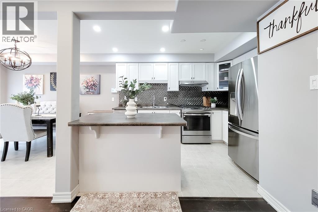 26 Magnificent Way, Binbrook, ON - Indoor Photo Showing Kitchen With Upgraded Kitchen