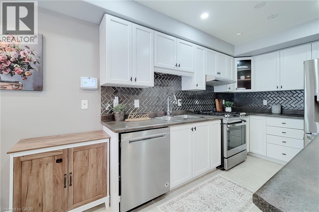 26 Magnificent Way, Binbrook, ON - Indoor Photo Showing Kitchen