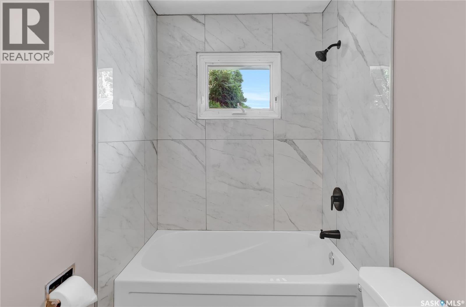 1426 Southam Street, Regina, SK - Indoor Photo Showing Bathroom