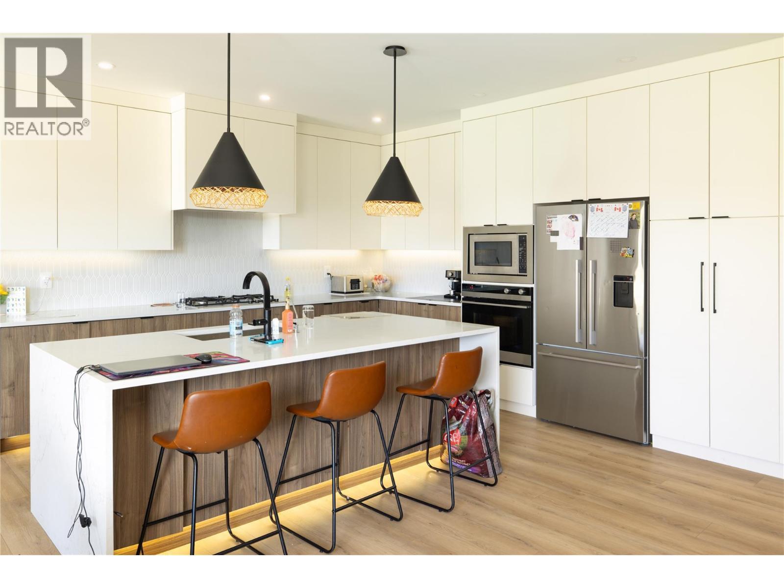 10272 Long Road, Lake Country, BC - Indoor Photo Showing Kitchen With Upgraded Kitchen