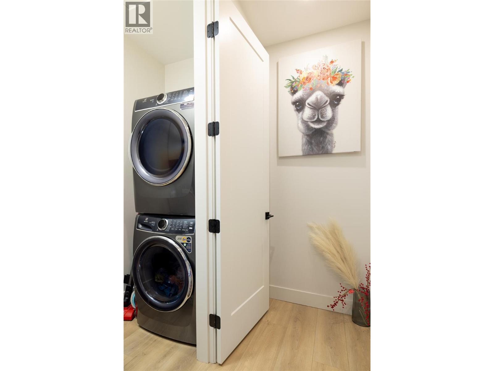 10272 Long Road, Lake Country, BC - Indoor Photo Showing Laundry Room