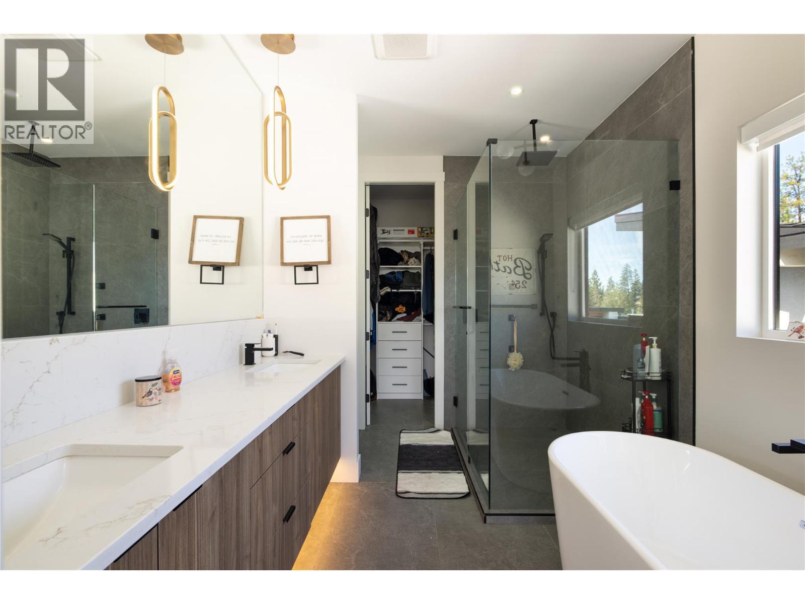 10272 Long Road, Lake Country, BC - Indoor Photo Showing Bathroom