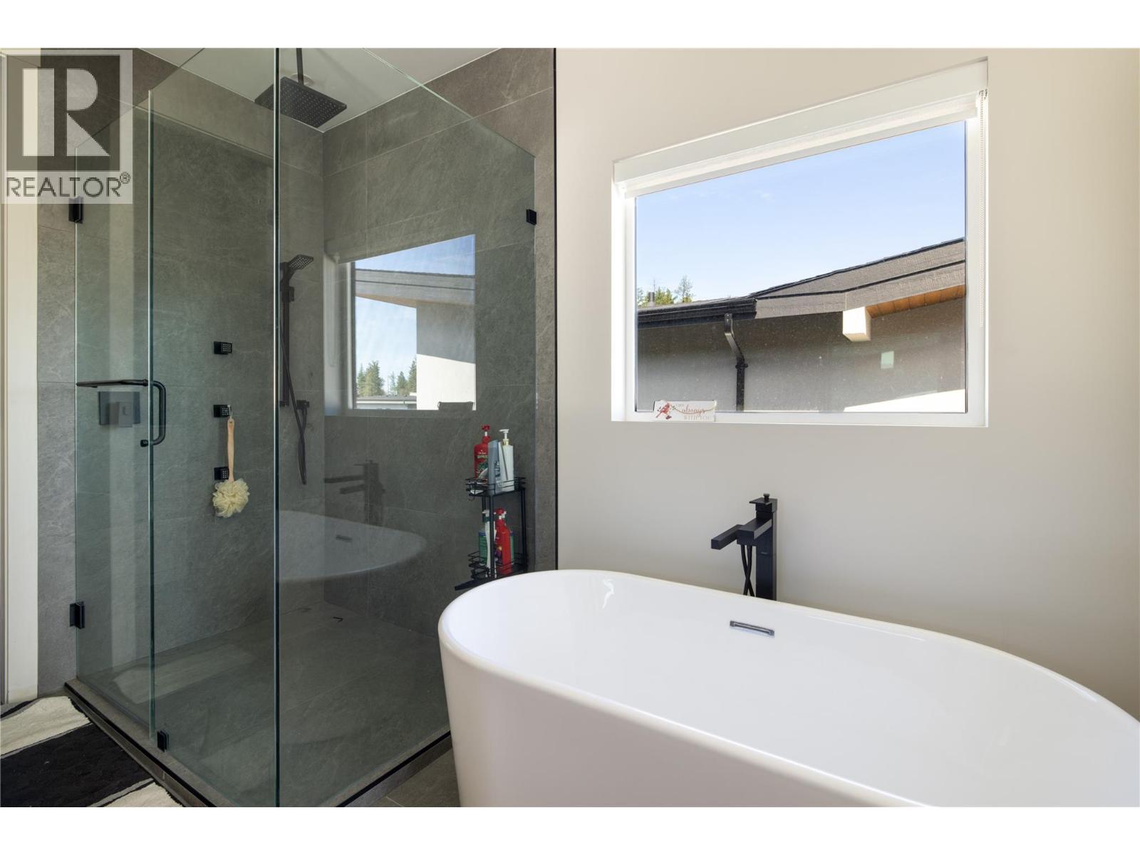 10272 Long Road, Lake Country, BC - Indoor Photo Showing Bathroom