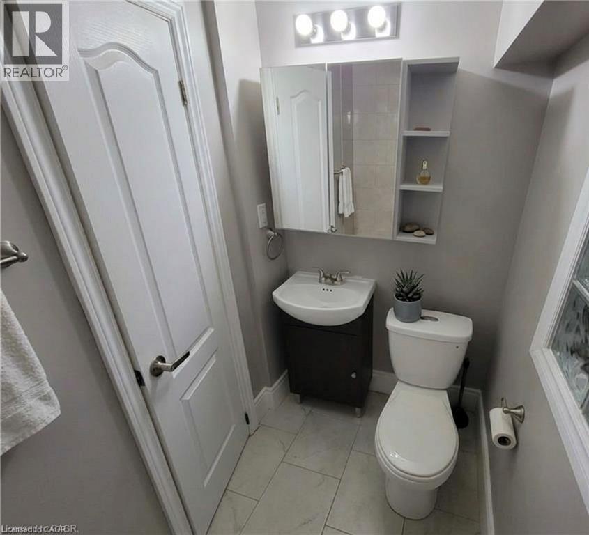 27 Belmont Avenue, Hamilton, ON - Indoor Photo Showing Bathroom