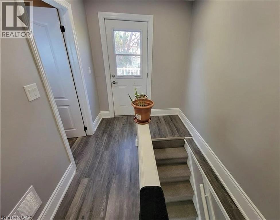 27 Belmont Avenue, Hamilton, ON - Indoor Photo Showing Other Room