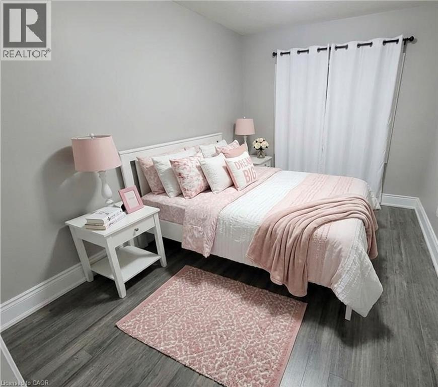 27 Belmont Avenue, Hamilton, ON - Indoor Photo Showing Bedroom
