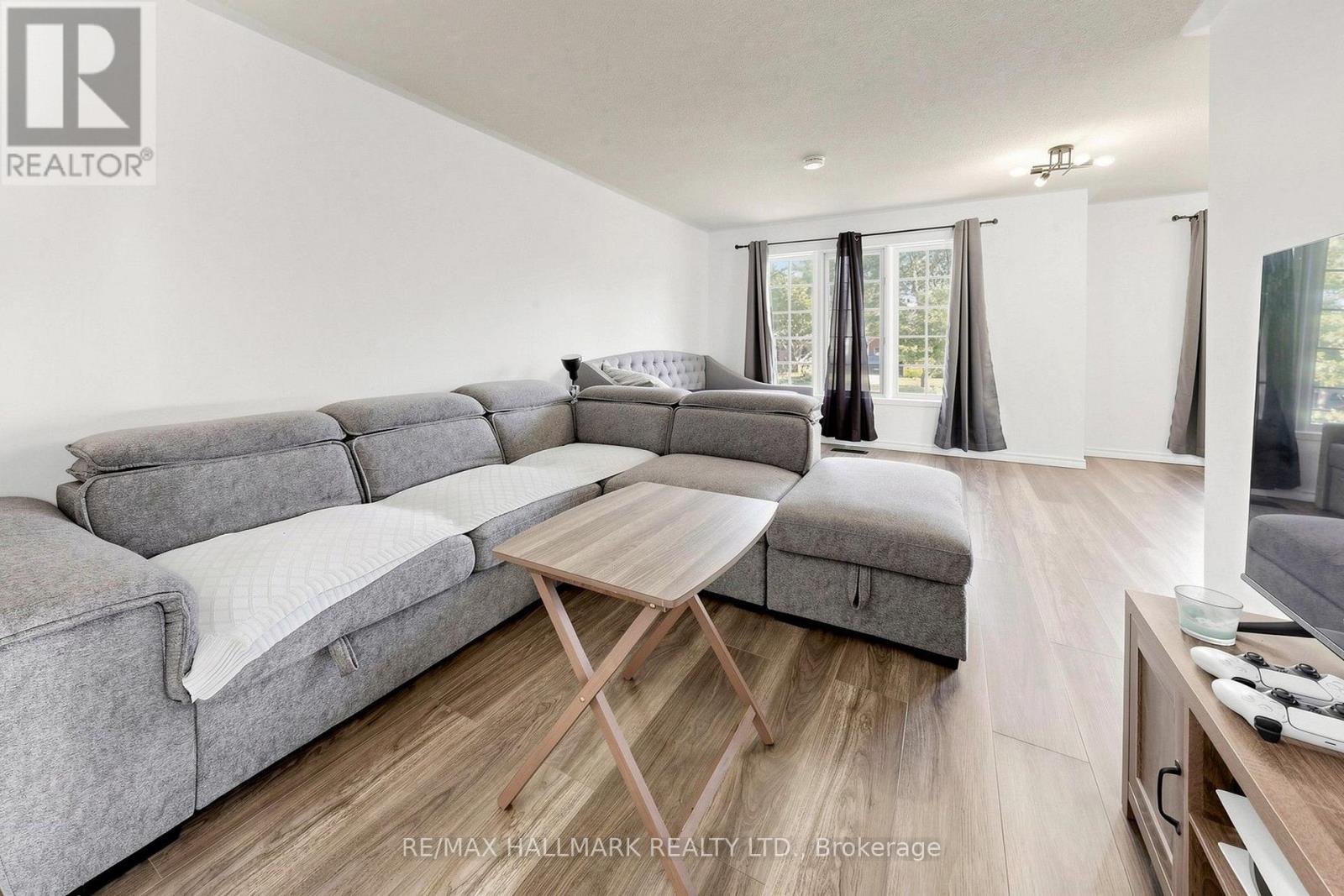 90 Barre Drive, Barrie, ON - Indoor Photo Showing Living Room