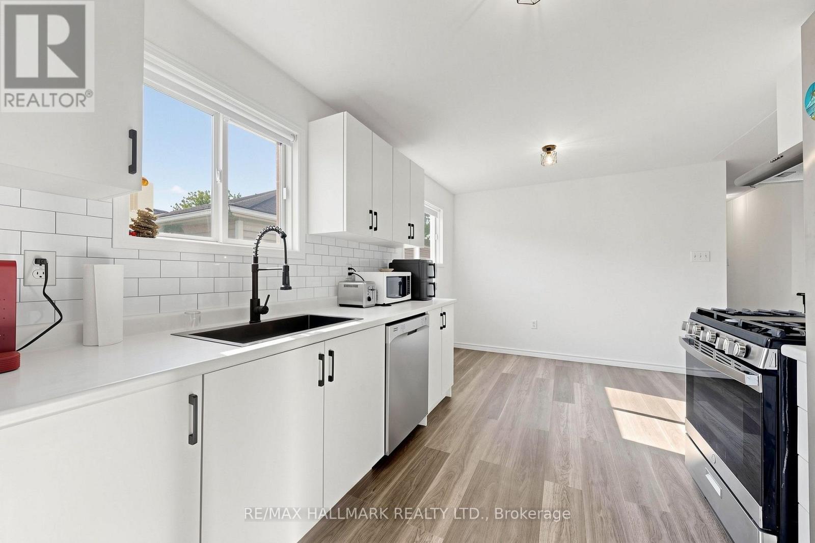 90 Barre Drive, Barrie, ON - Indoor Photo Showing Kitchen With Upgraded Kitchen