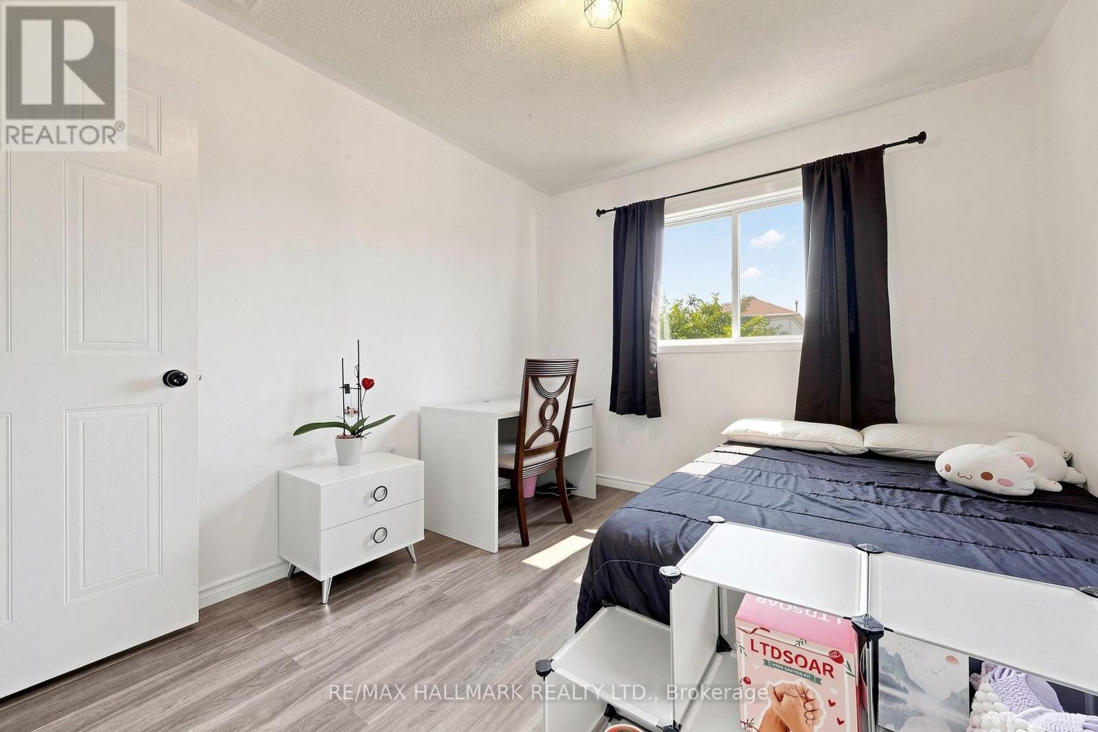 90 Barre Drive, Barrie, ON - Indoor Photo Showing Bedroom
