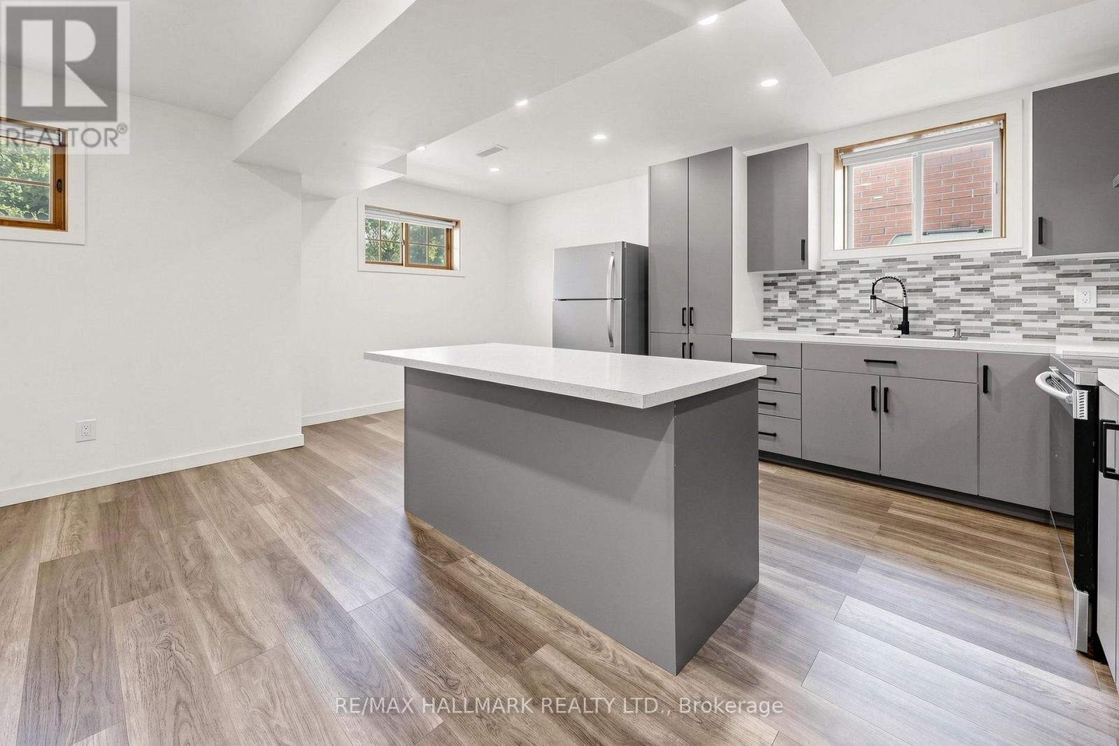 90 Barre Drive, Barrie, ON - Indoor Photo Showing Kitchen