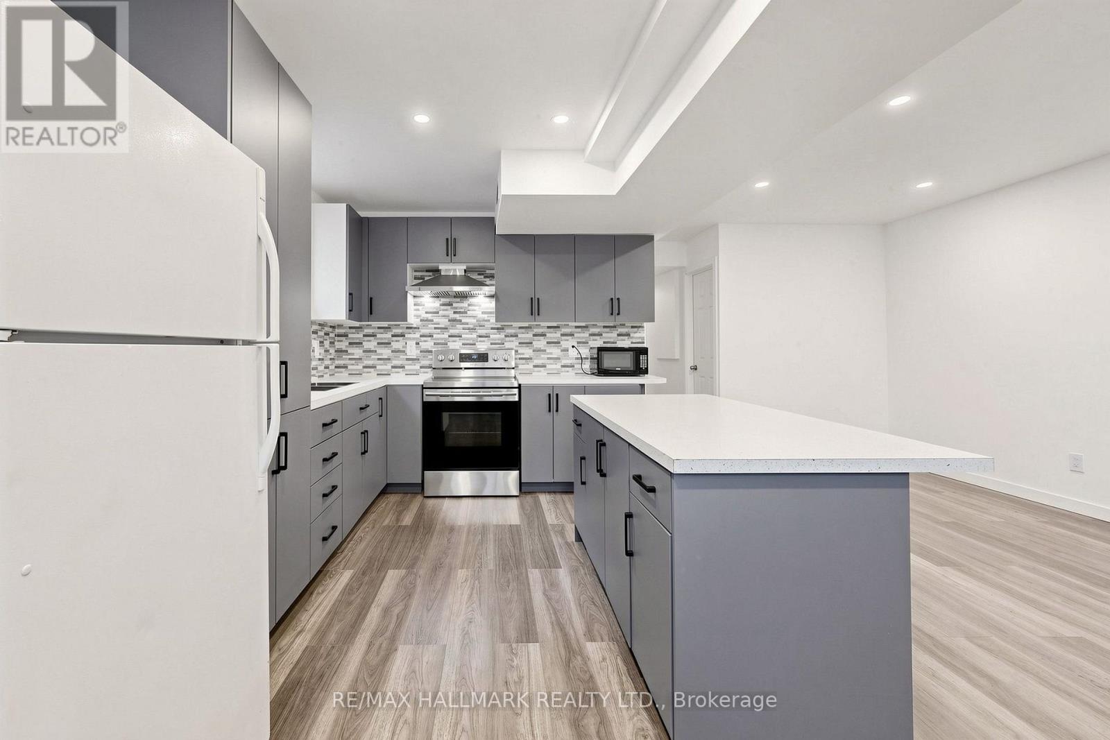 90 Barre Drive, Barrie, ON - Indoor Photo Showing Kitchen With Upgraded Kitchen