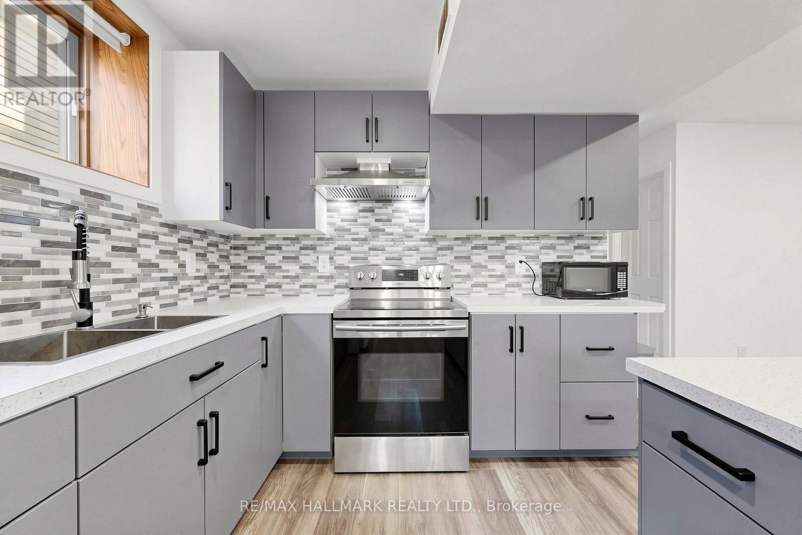90 Barre Drive, Barrie, ON - Indoor Photo Showing Kitchen With Double Sink With Upgraded Kitchen