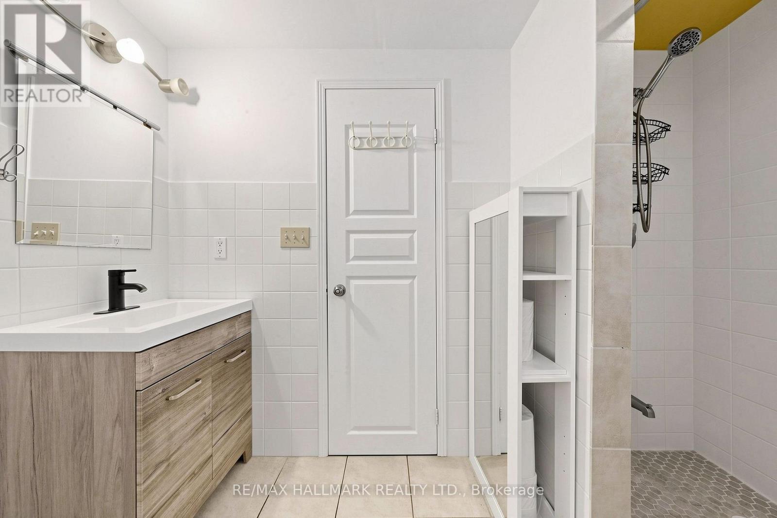 90 Barre Drive, Barrie, ON - Indoor Photo Showing Bathroom