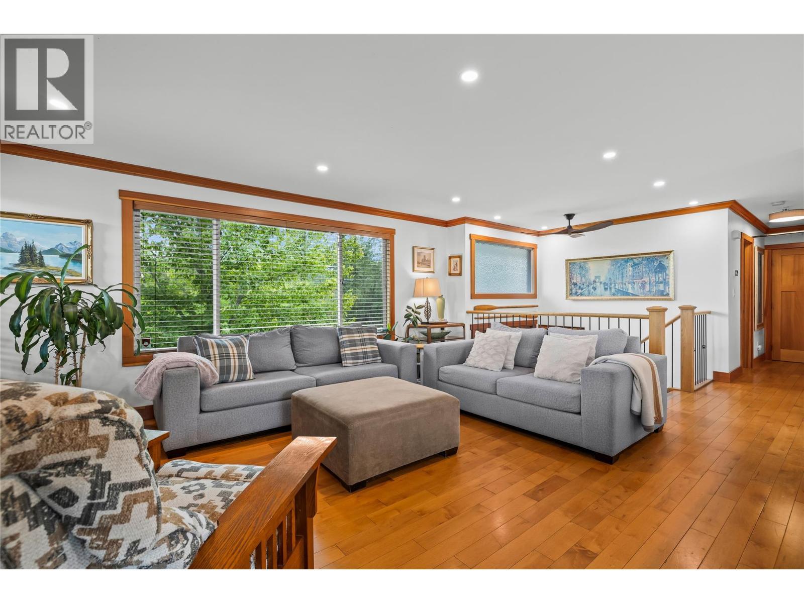 5054 Chute Lake Crescent, Kelowna, BC - Indoor Photo Showing Living Room