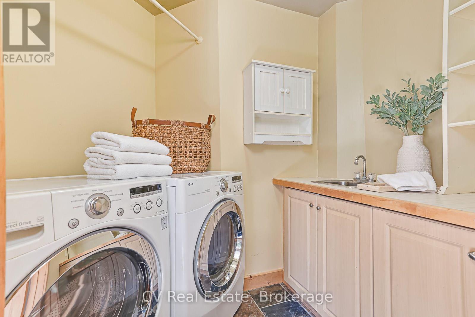 156 Chamonix Crescent, Blue Mountains, ON - Indoor Photo Showing Laundry Room