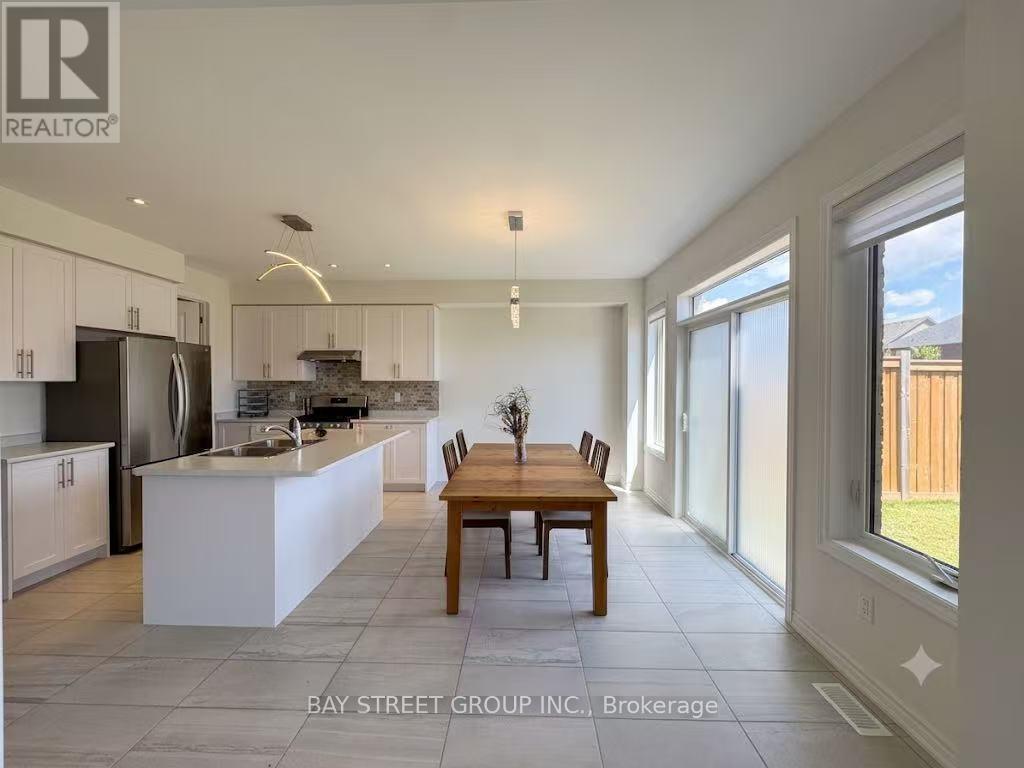 27 Samuel Crescent, Springwater, ON - Indoor Photo Showing Other Room