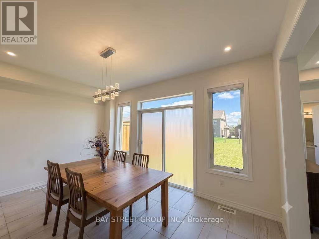 27 Samuel Crescent, Springwater, ON - Indoor Photo Showing Dining Room