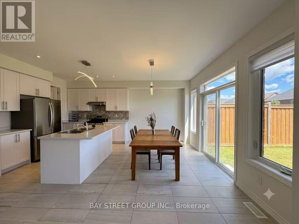 27 Samuel Crescent, Springwater, ON - Indoor Photo Showing Other Room