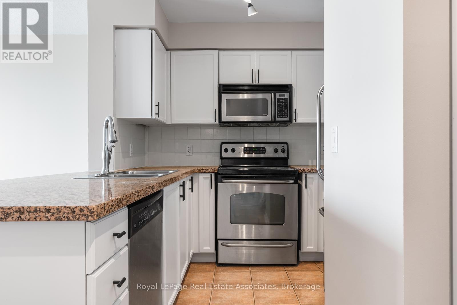 1707 - 4889 Kimbermount Avenue, Mississauga, ON - Indoor Photo Showing Kitchen