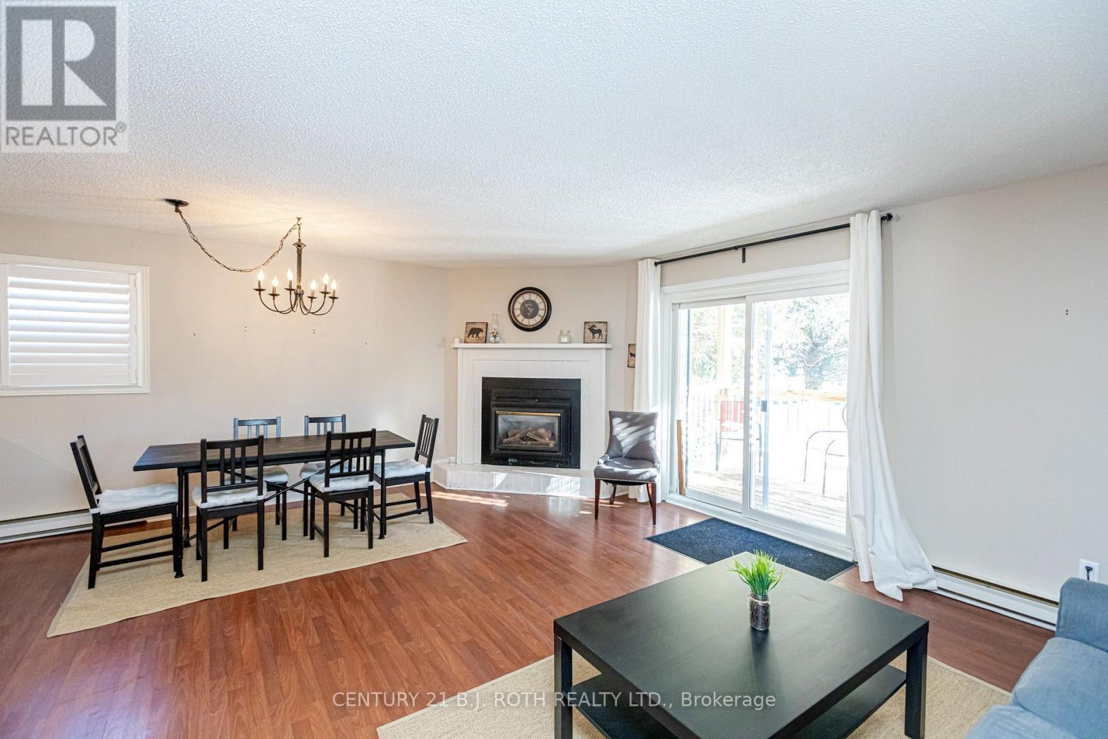 90 - 127 Alfred Street W, Blue Mountains, ON - Indoor Photo Showing Living Room With Fireplace