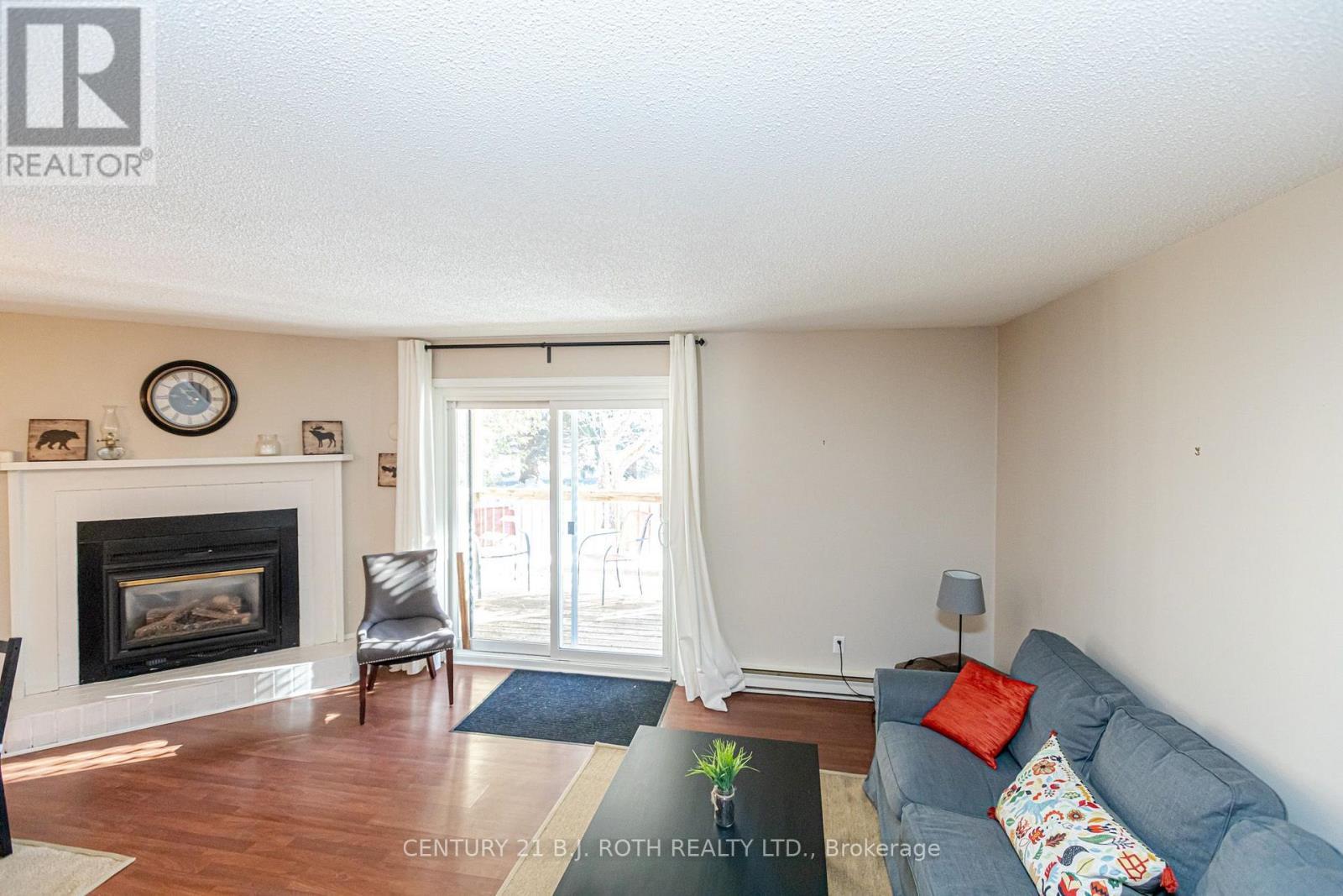 90 - 127 Alfred Street W, Blue Mountains, ON - Indoor Photo Showing Living Room With Fireplace