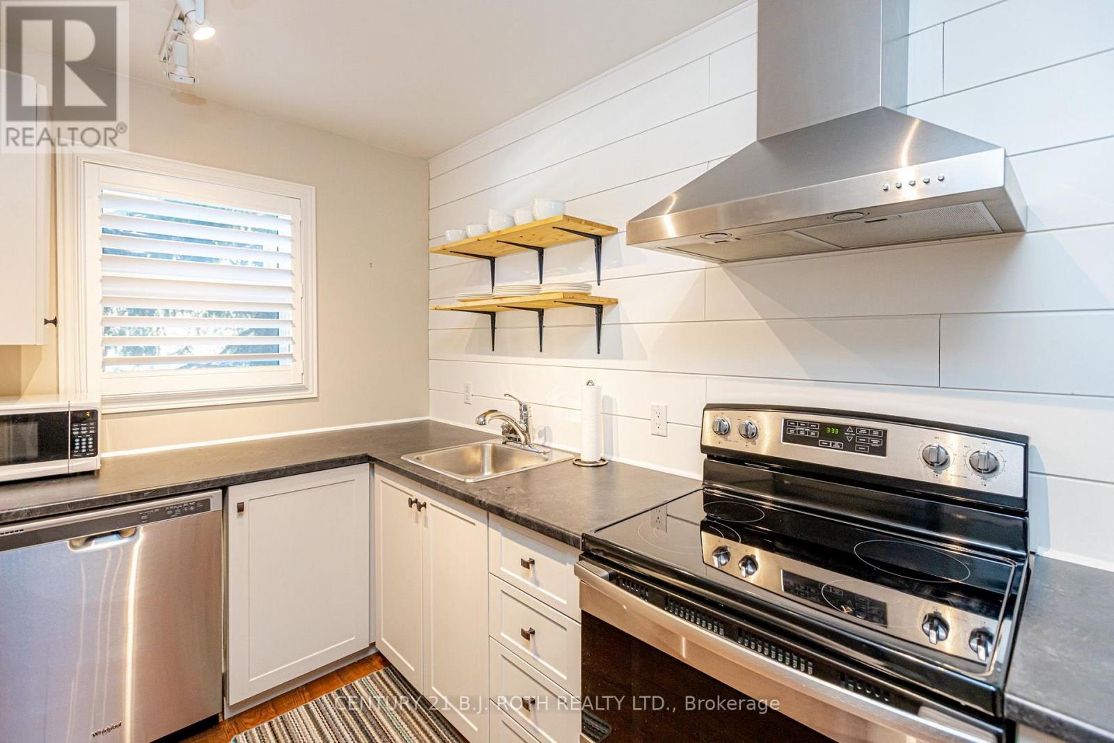 90 - 127 Alfred Street W, Blue Mountains, ON - Indoor Photo Showing Kitchen