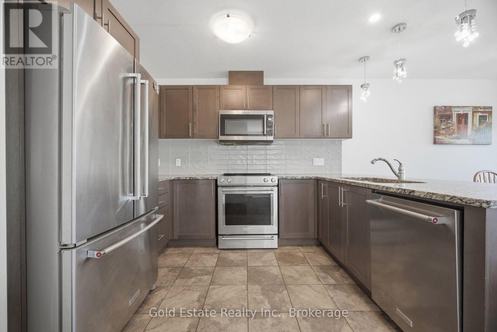 85 - 135 Hardcastle Drive, Cambridge, ON - Indoor Photo Showing Kitchen With Upgraded Kitchen