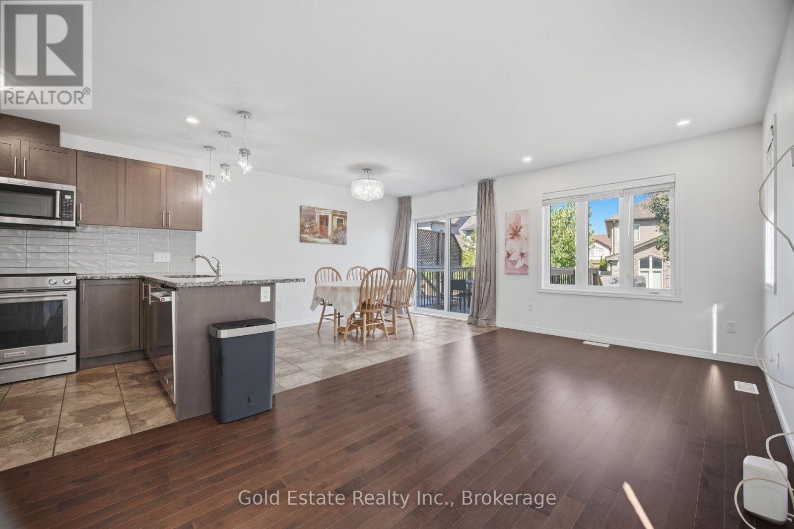 85 - 135 Hardcastle Drive, Cambridge, ON - Indoor Photo Showing Kitchen With Upgraded Kitchen