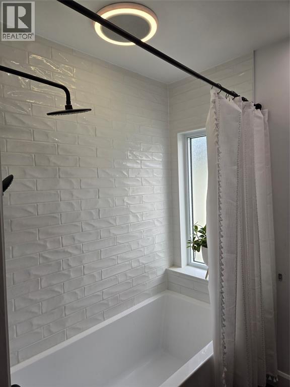 141 Richard Street, Sarnia, ON - Indoor Photo Showing Bathroom