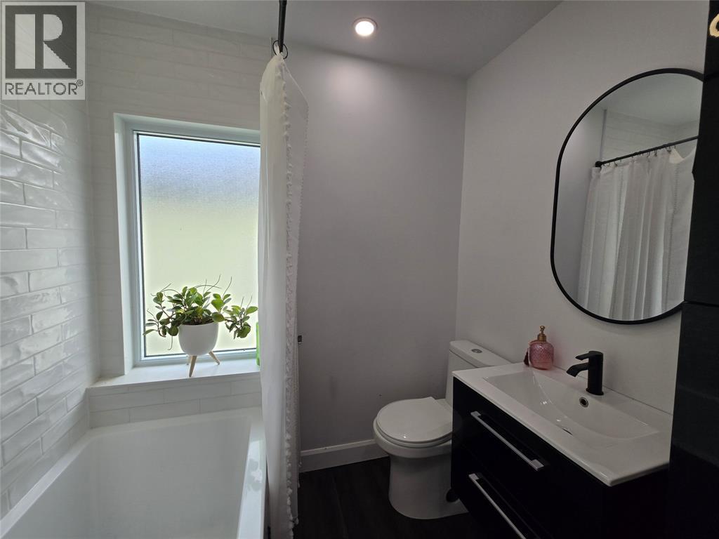 141 Richard Street, Sarnia, ON - Indoor Photo Showing Bathroom