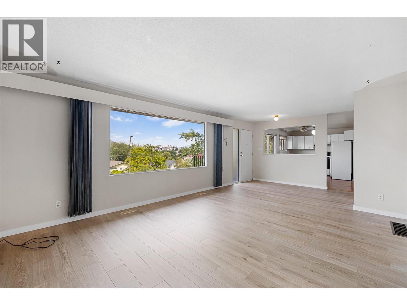 3805 22 Avenue, Vernon, BC - Indoor Photo Showing Living Room