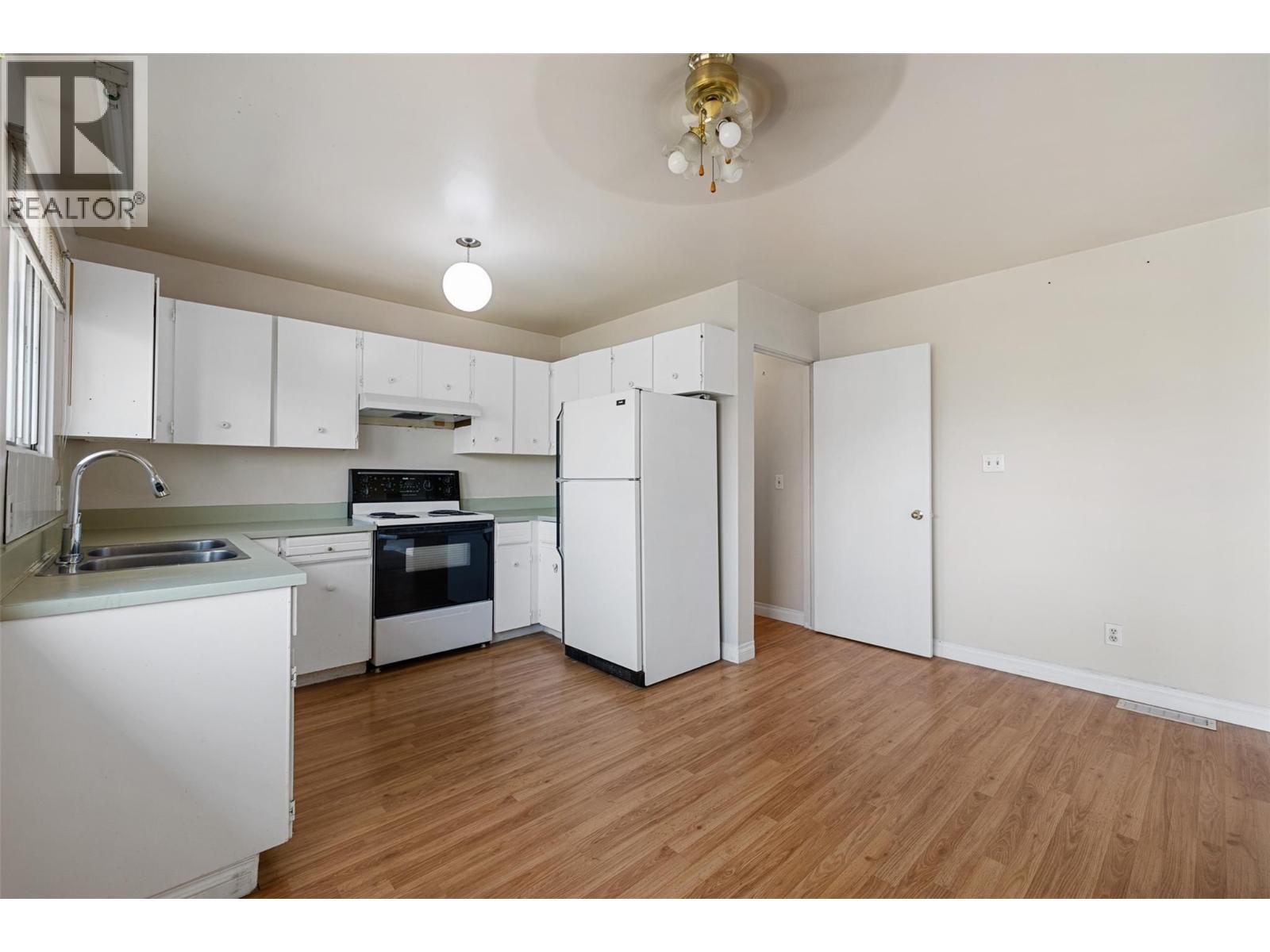 3805 22 Avenue, Vernon, BC - Indoor Photo Showing Kitchen With Double Sink