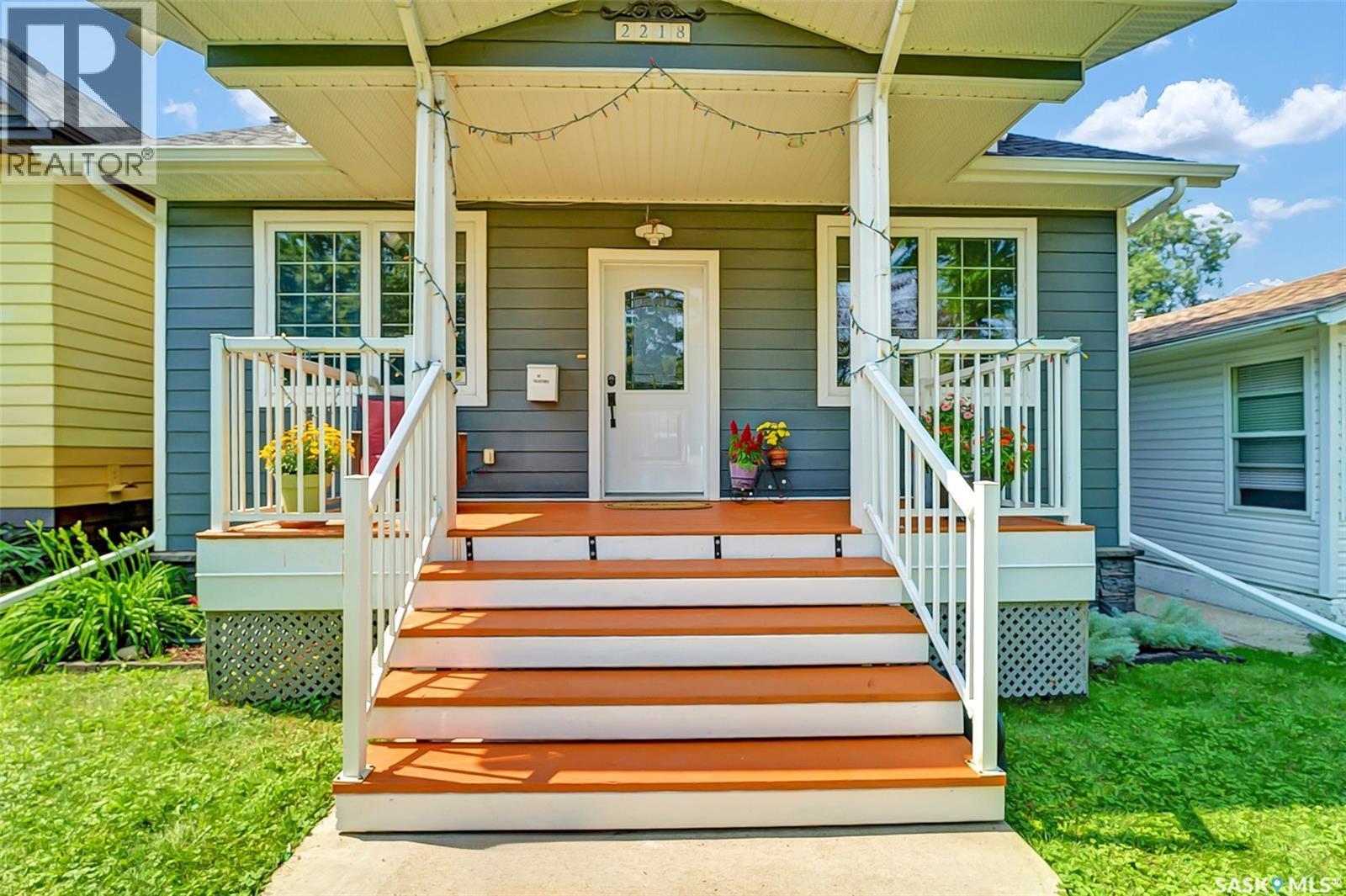 2218 St Andrews Avenue, Saskatoon, SK - Outdoor With Deck Patio Veranda