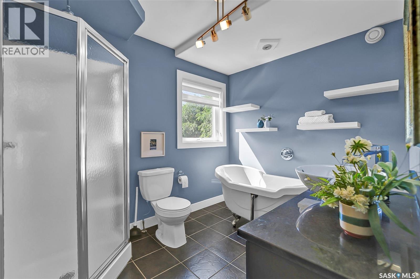 2218 St Andrews Avenue, Saskatoon, SK - Indoor Photo Showing Bathroom