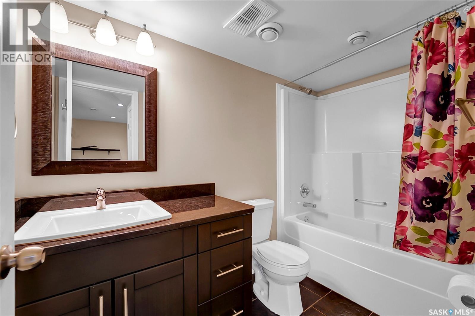 2218 St Andrews Avenue, Saskatoon, SK - Indoor Photo Showing Bathroom