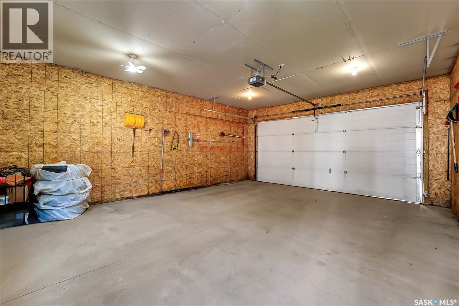 2218 St Andrews Avenue, Saskatoon, SK - Indoor Photo Showing Garage