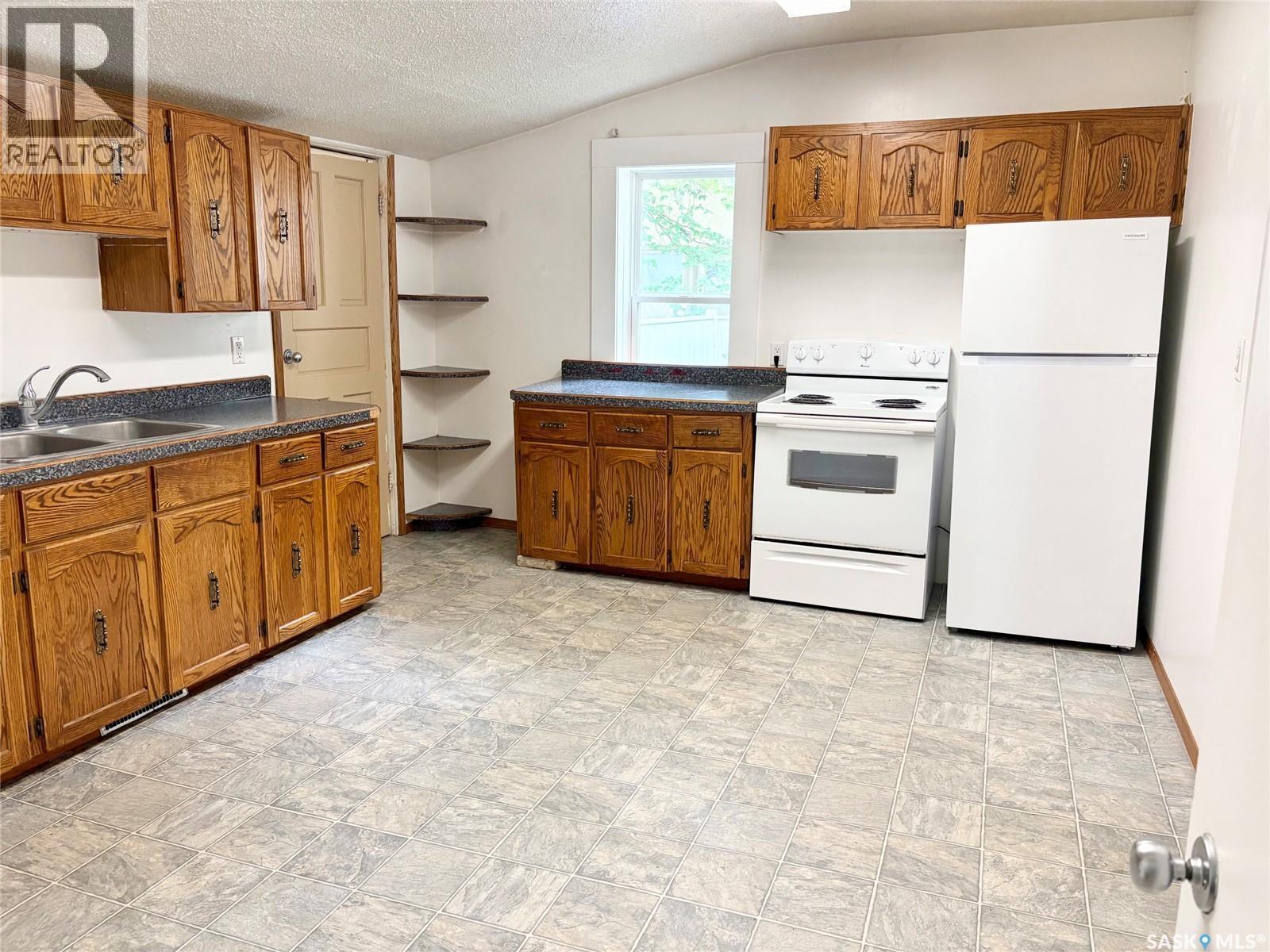 67 Assiniboia Avenue, Yorkton, SK - Indoor Photo Showing Kitchen With Double Sink