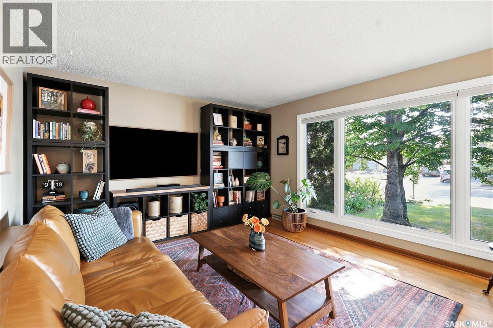 2002 Park Avenue, Saskatoon, SK - Indoor Photo Showing Living Room