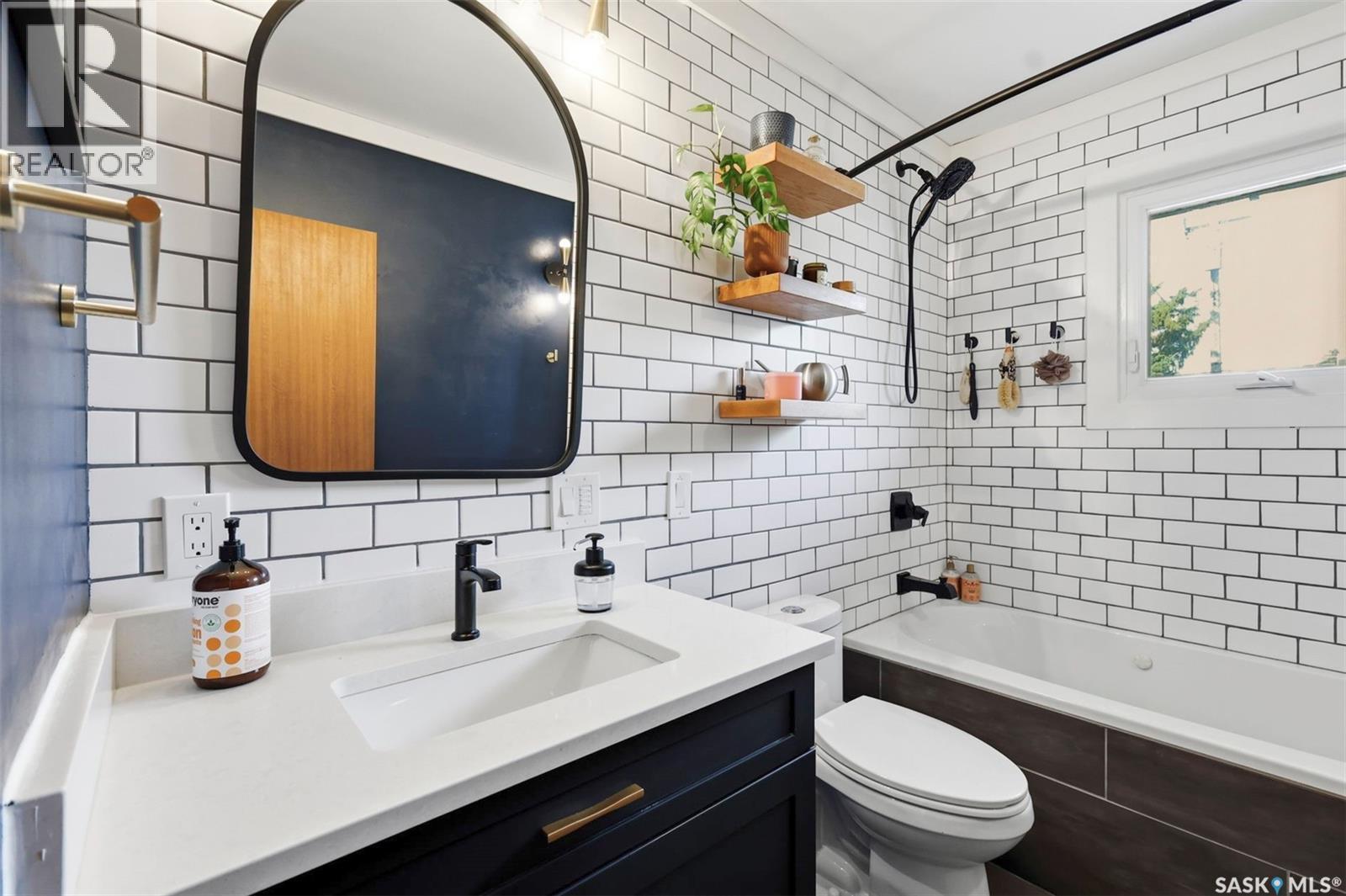 2002 Park Avenue, Saskatoon, SK - Indoor Photo Showing Bathroom