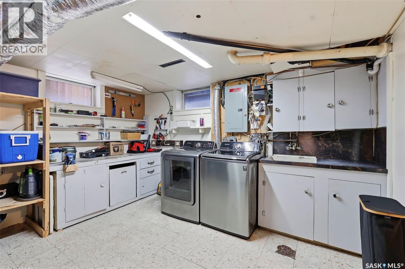2002 Park Avenue, Saskatoon, SK - Indoor Photo Showing Laundry Room
